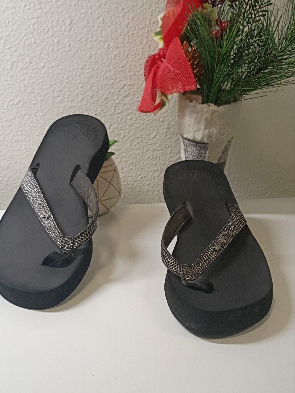 Reef Women's Black Flip Flop Sandals with Silver Rhinestone Straps - Picture 9 of 11